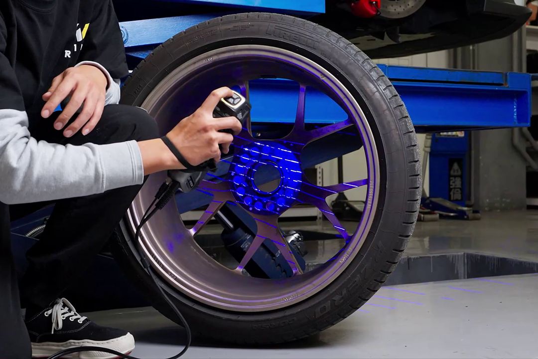 3D scanning a wheel on the car