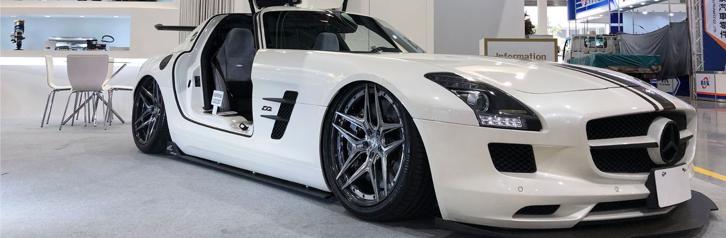 Carbon wheels: carbon outer rim on a forged aluminum center